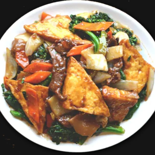 tofu frito, com acelga, repolho, couve-flor, cenoura, brócolis, pimentão, temperado com molho shoyo.