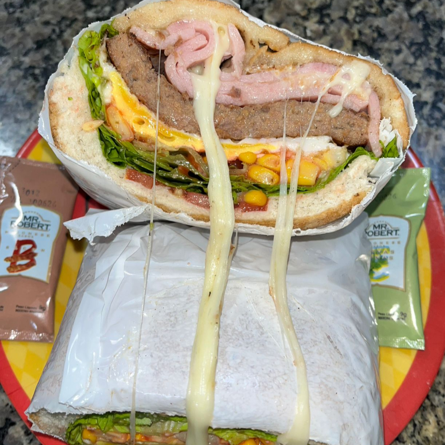 Hambúrguer, presunto e queijo, ovo, alface e tomate e milho