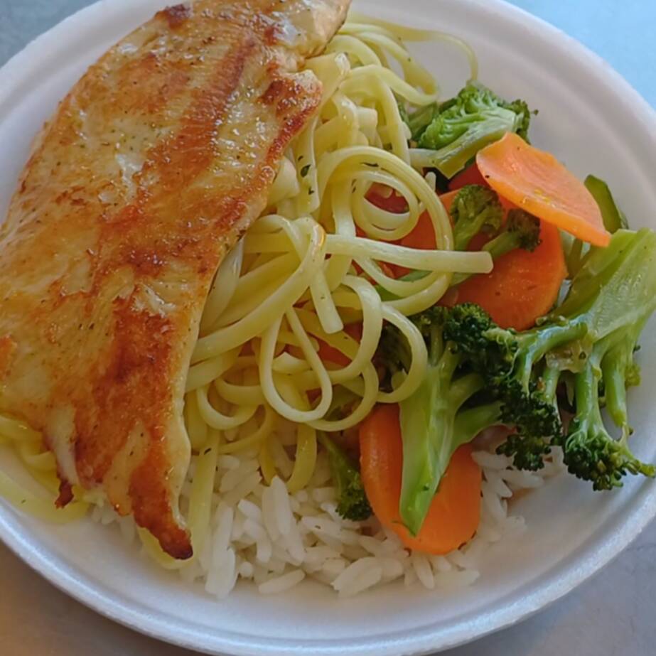 Acompanha: 2 Filé de Frango, Feijão branco, arroz, Macarrão alho.
Escolha Batata frita Ou Mix de legumes para acompanhar a sua Marmita.
Salada opcional