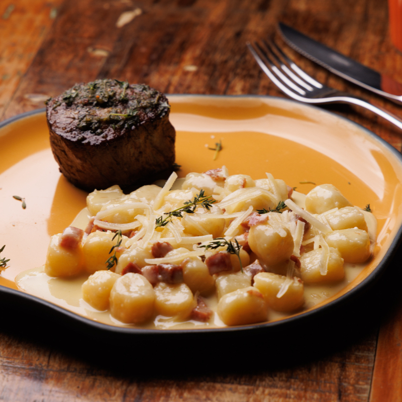 ENTRADA: Bruschetta Caprese, pão italiano, mozarela de búfala, tomates cereja e manjericão. PRATO PRINCIPAL: Nhoque Carbonara com Mignon, , molho base parmesão gema de ovo bacon e cubos de mignon SOBREMESA: Gelato artesanal de goiaba com calda de morango, amoras, mirtilo e framboesa.