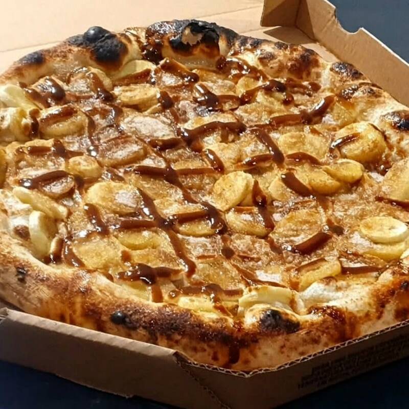 Creme de leite, muçarela, banana, chocolate branco, açúcar e canela.