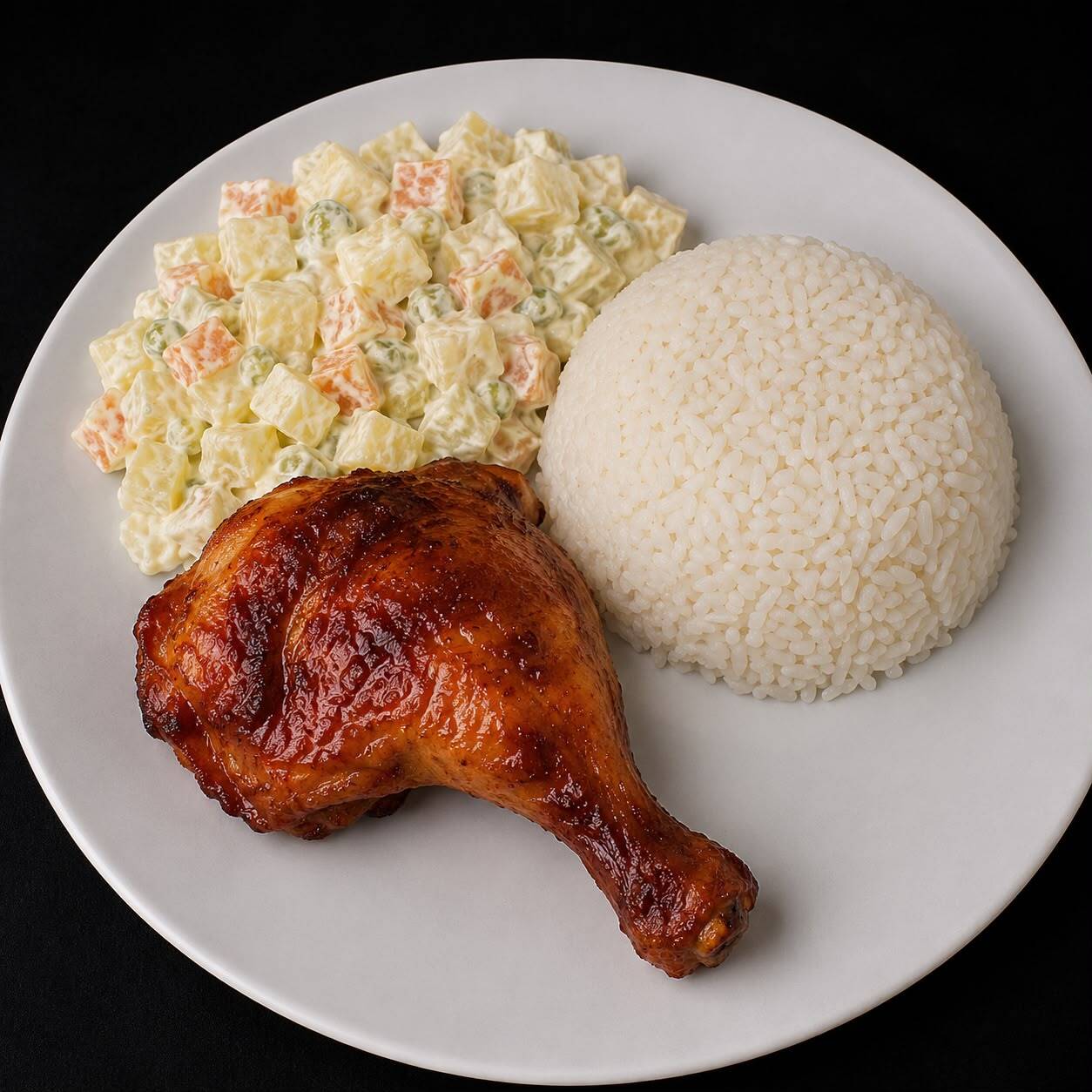 Suculenta porção de frango assado com pele douradinha e tempero especial, acompanhada de arroz branco soltinho e maionese cremosa de legumes.
