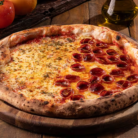 Pizza Grande de dois sabores requintados: a tradicional Pizza de Muçarela, com seu queijo derretido e aconchegante, e o saboroso Pizza de Pepperoni, com seu tempero marcante e inconfundível. São 8 pedaços generosos de pizza, perfeitos para compartilhar em momentos especiais. Toda a qualidade e sabor que você merece. Aproveite, é frete grátis! Esta é a nossa promoção do mês, especialmente para os amantes de pizza. Pizza a opção perfeita para duas pessoas, nada como uma Pizza para comemorar datas especiais como Dia dos Namorados, Festa Junina e muito mais, com quem vai dividir sua Pizza hoje.
