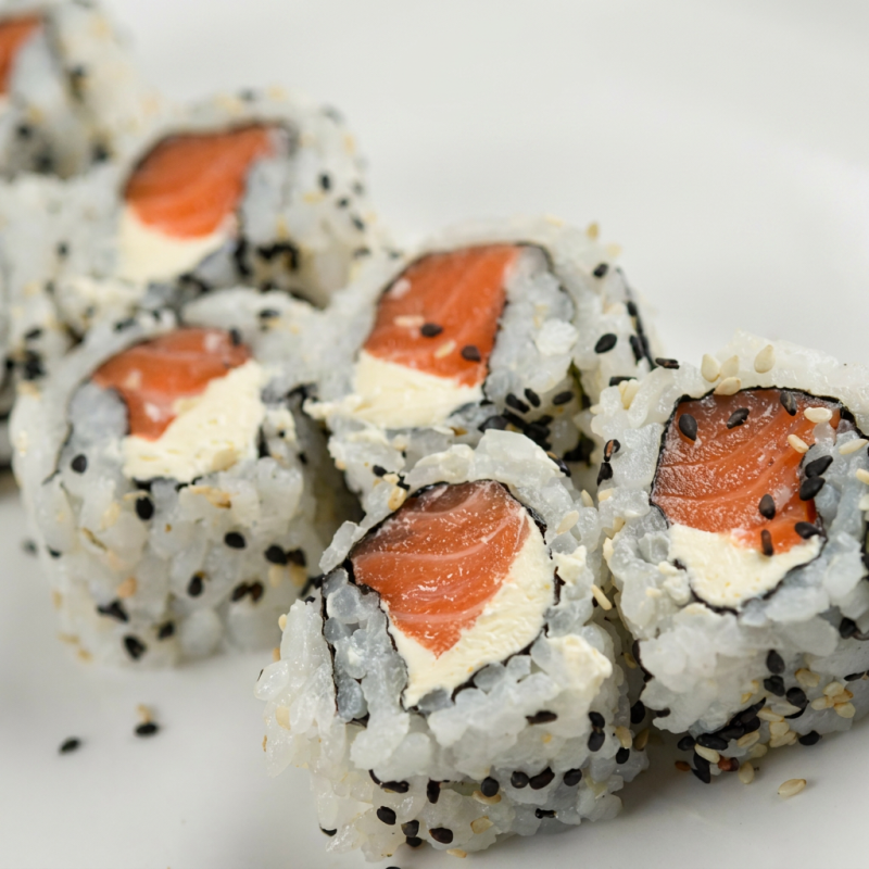 Desfrute do nosso clássico Uramaki Filadélfia, uma harmoniosa junção de ingredientes que vai encantar o seu paladar. Este prato, da categoria 'Uramakis no precinho', apresenta uma perfeita fusão de arroz de sushi de alta qualidade, com salmão fresco e suculento, complementado com a suavidade cremosa do cream cheese. Aprecie cada mordida desta deliciosa iguaria, com sabores que derretem na boca, proporcionando uma experiência gastronômica verdadeiramente agradável e inesquecível.
