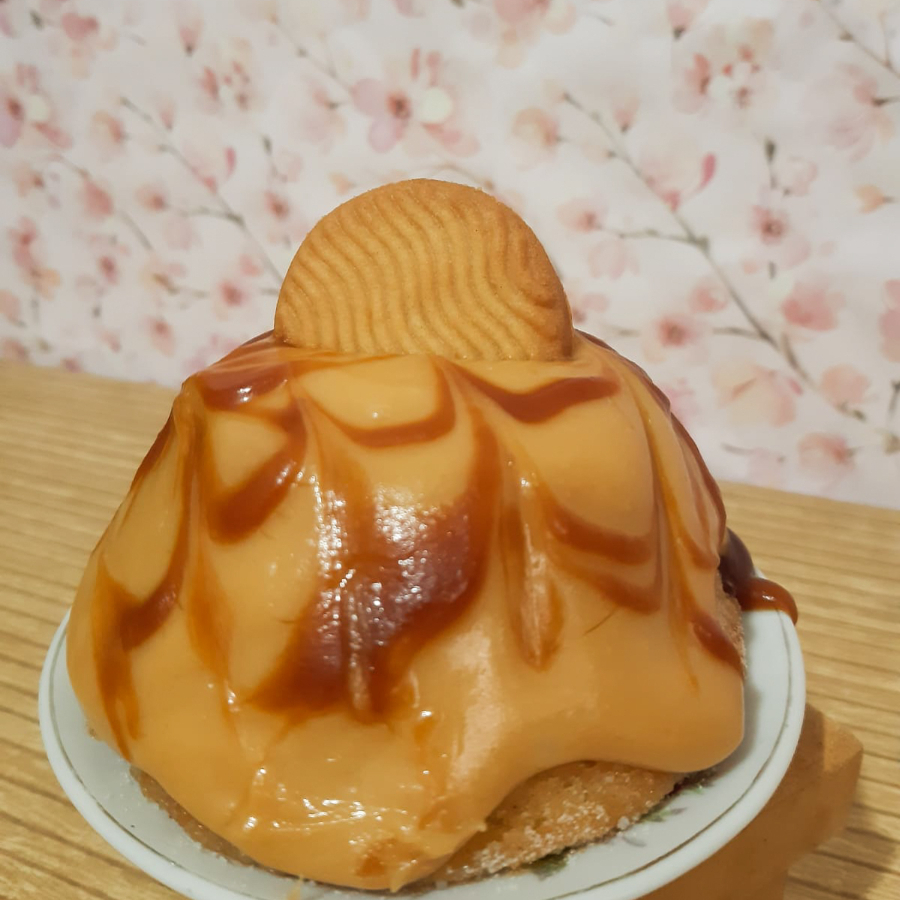 Bolo Caseiro é feito para quem Ama um Bolo caseiro molhadinho, Saboroso, Cheirinho Bão mesmo. Este Bolo suculento de massa de iogurte, banhado em açúcar e canela, com cremossisimo Brigadeiro de Caramelo, finalizado com Caramelo Salgado. Tem uma massa de Bolo macia, molhadinha, que derrete na boca e pede mais.