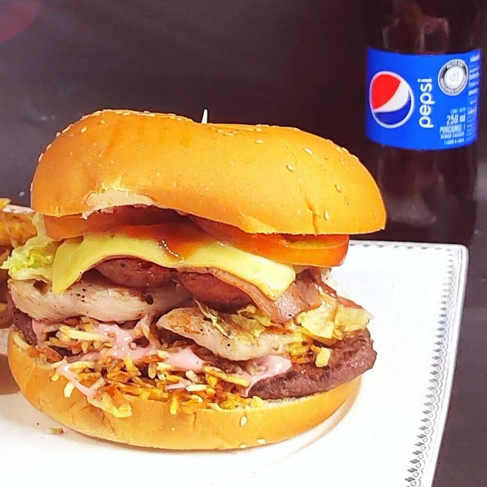 Hamburguesa Media Libra Paisa + Papas + Bebida