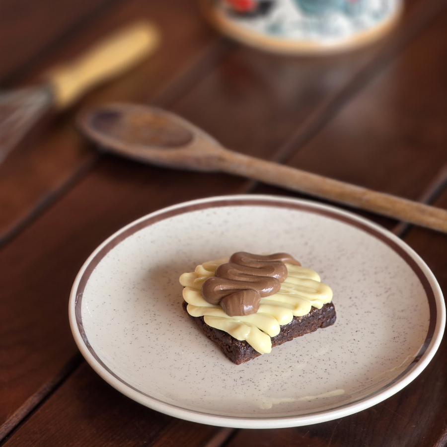 Por que escolher um se você pode ter os dois? O encontro épico do Leite Ninho com o creme de avelã sobre o nosso brownie molhadinho.