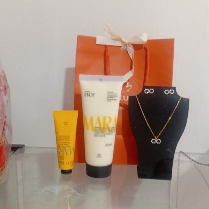 Creme corporal 200ml, creme mais 40g, conjunto folheado a ouro ( colar e brincos )
