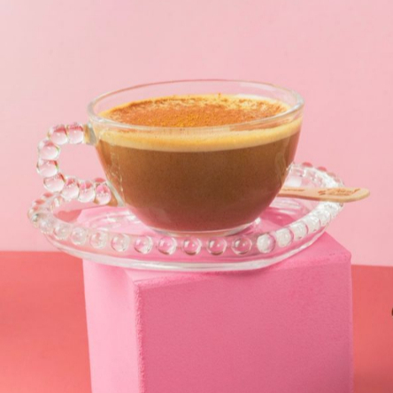 Cappuccino artesanal preparado com mistura especial, resultando em uma bebida cremosa e equilibrada.