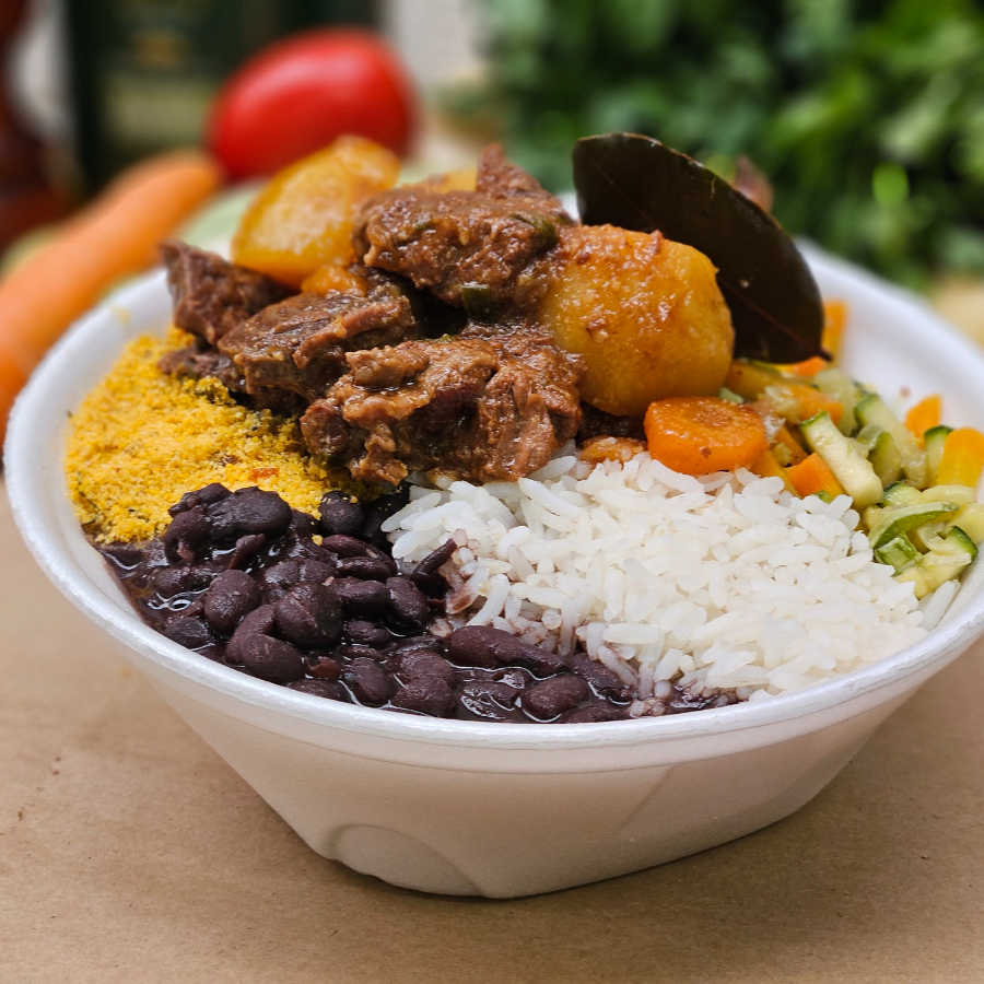 Nossa marmita média traz o melhor da culinária brasileira, com: - Arroz branquinho, - Feijãozinho temperado, - Legume da estação** - Farofa campeira crocante - Carne bovina cozida na pressão com cenouras e batatas ** Os legumes que acompanham nossas marmitas podem variar conforme a estação e a qualidade disponível em cada período do ano.