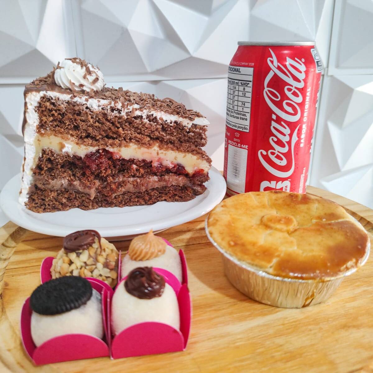 1 Fatia Torta Floresta Negra + 1 Empada De Frango c/ Catupiry Grande (130 Gramas) + 4 Docinhos Gourmet: (Ferreiro Rocher, Ninho c/ Nutella, Oreo e Churros) + 1 Coca Cola 350ml.
