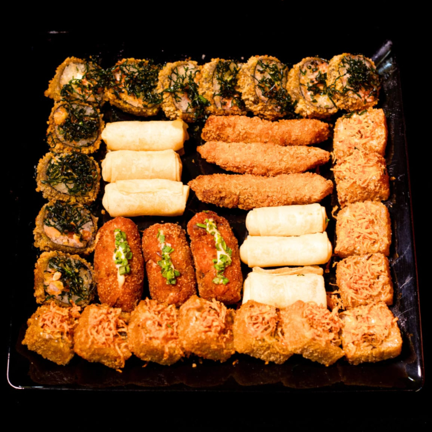 Este item acompanha 1 molho teriyaki/tarê (30ml), 1 molho shoyo (30ml) e 2 hashis. 11 hots filadélfia, 11 hots mix, 3 acarajés de salmão, 3 tori furai, 3 harumakis de queijo e 3 harumakis de romeu e julieta.