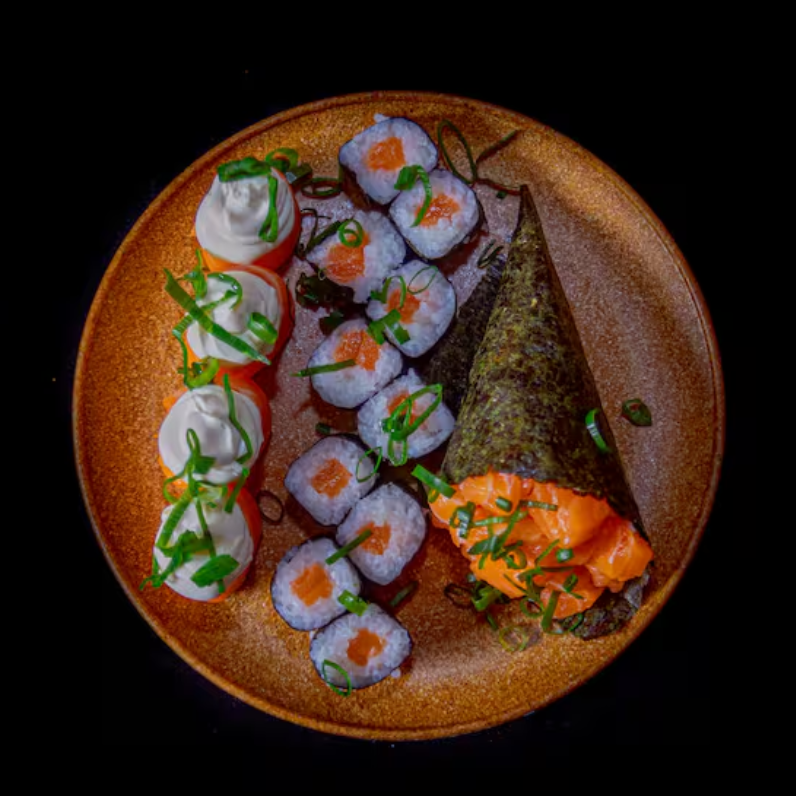 Descubra a delícia dos nossos 4 Joy, 8 Hossomaki de Salmão e 1 Temaki de Salmão Cru! Uma explosão de sabor que acompanha 2 molhos Shoyo, 2 molhos Tarê e um hashi. Uma experiência sushi irresistível para o seu paladar!