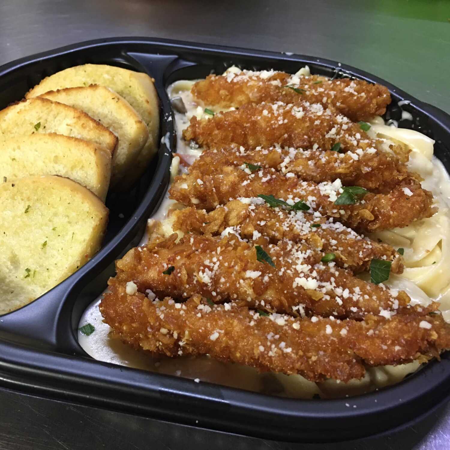 Fetuccini de 4 Quesos con Pollo.