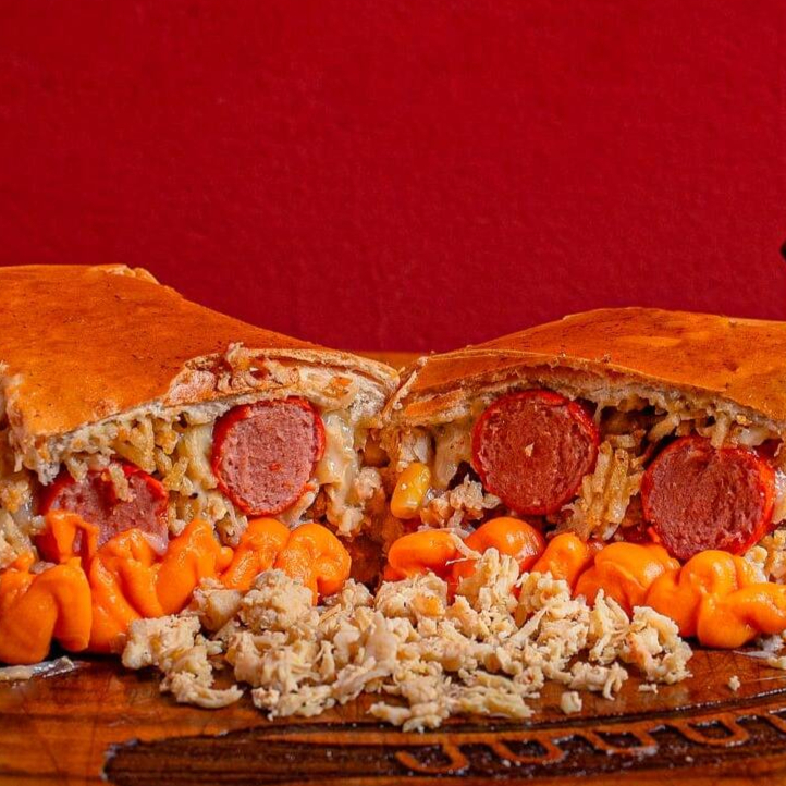 pao,maionese,tomate,milho,2 vina,batata palha e 1 opcao de carne e 1 opcao de queijo.