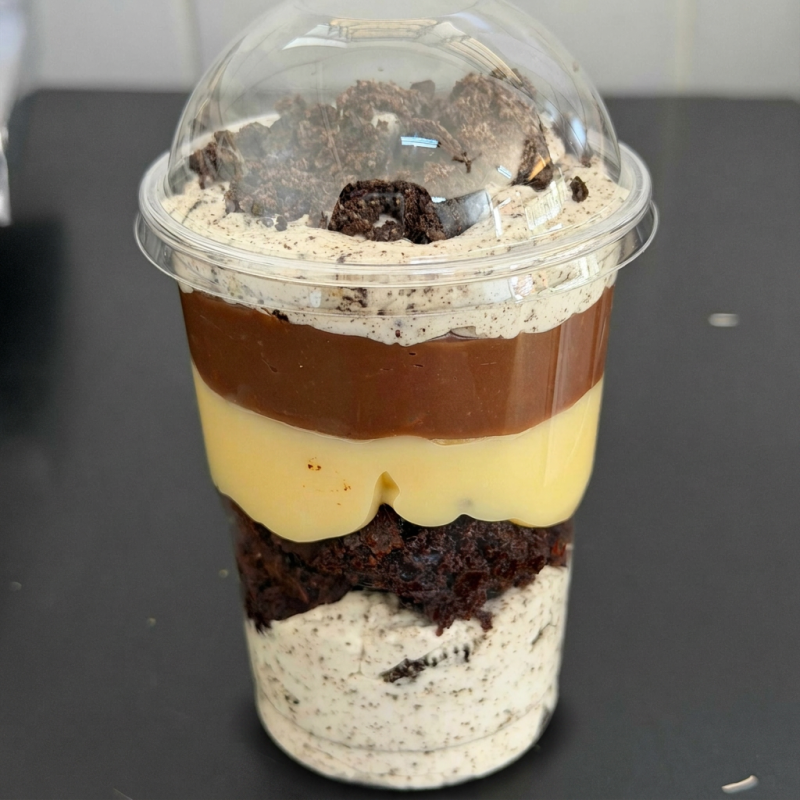 Copo da felicidade de Oreo, brigadeiro ao leite, creme de Ninho com pedaços de oreo crocante. Aproximadamente 250ml.