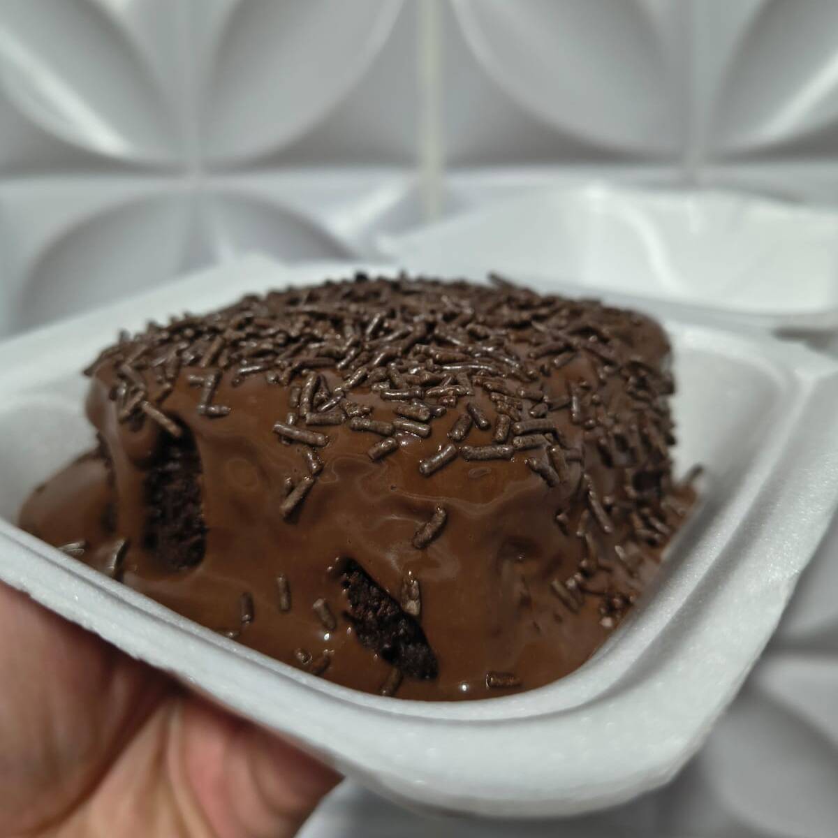 Bolo de chocolate fofinho , com calda quente de chocolate meio amargo.