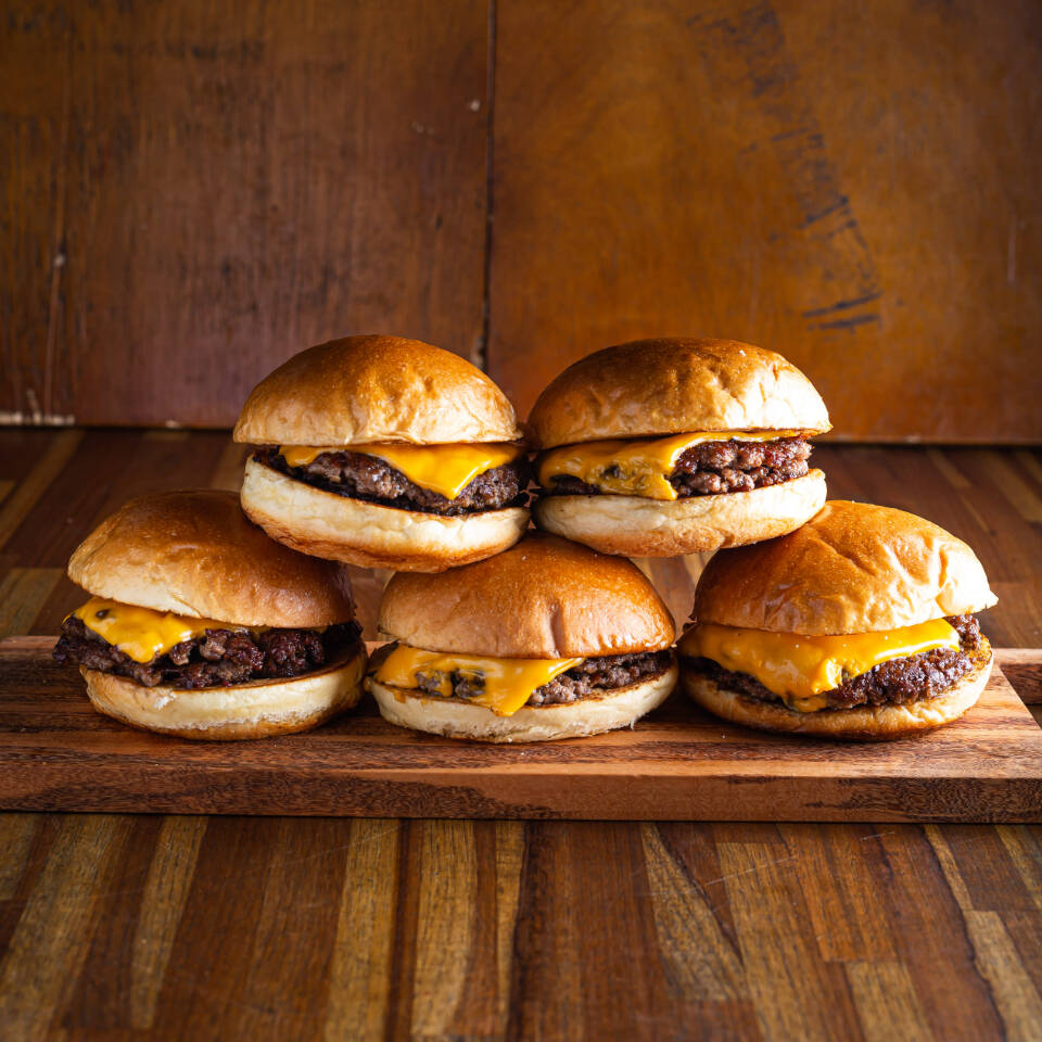 Cada lanche = Pão, 120 grs de carne (2 smash de 60 grs cada) queijo derretido, ketchup, gotinha de mostarda e molho especial. Não ateramos ingredientes nesse combo.