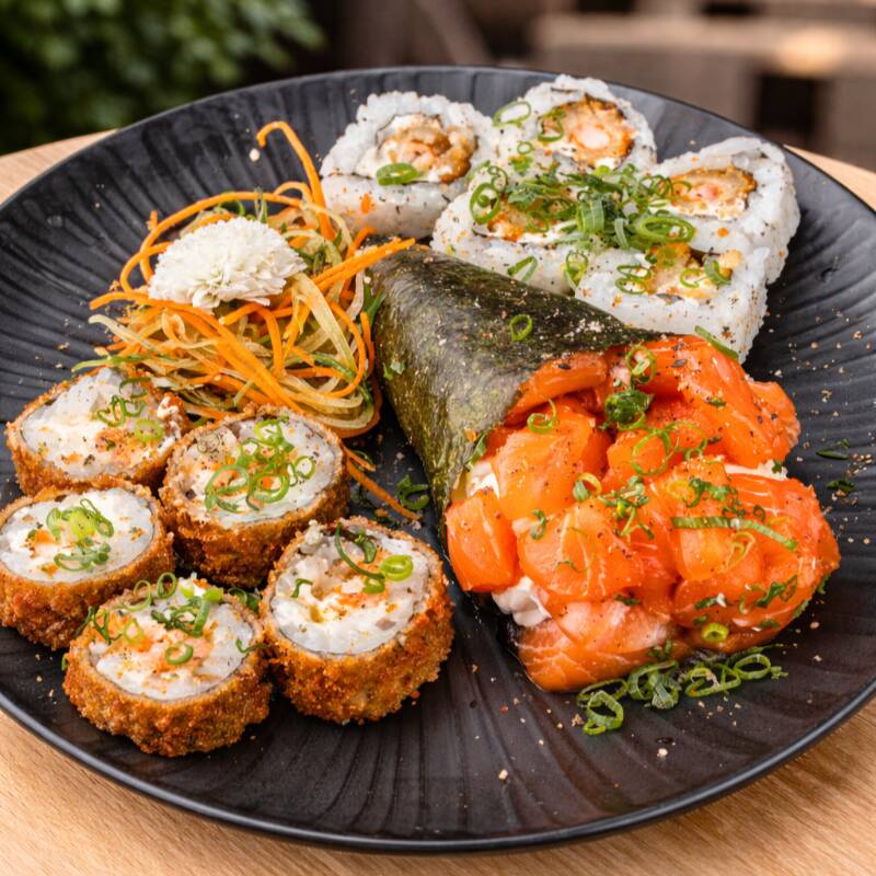 5 uramaki camarão crocante, 5 cariocas camarão e 1 temaki salmão filadélphia