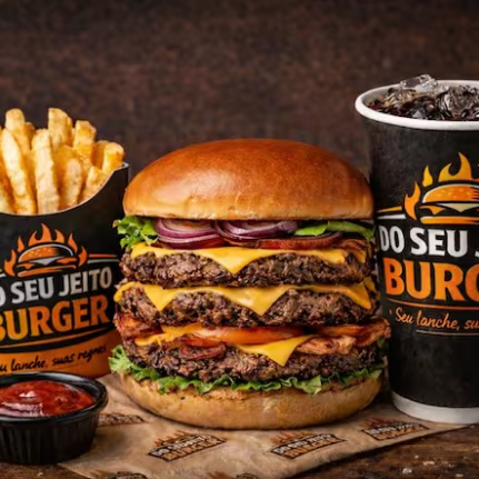 Combo ideal para os amantes de smash, acompanha uma carne suculenta de 90gr com uma deliciosa porção de batatas crinkles crocantes e uma bebida a sua escolha. (Imagem ilustrativa)