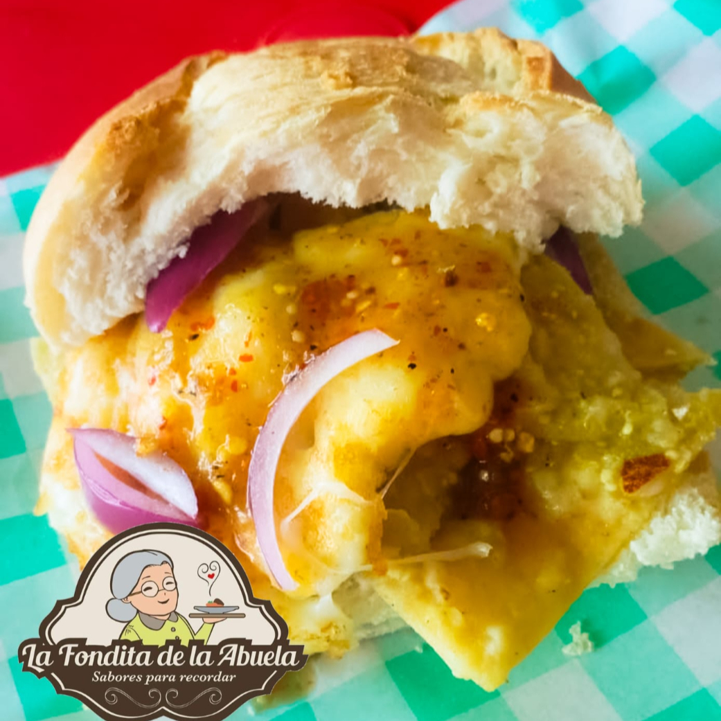 Torta de Chilaquiles Verdes con Queso