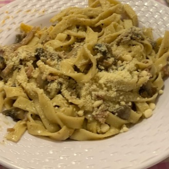 FETTUCCINE CON SALSICCIA E FUNGHI