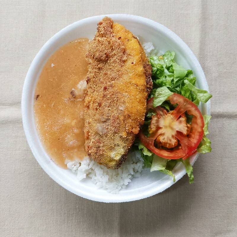 Acompanha arroz, feijão, pirão e saladinha verde