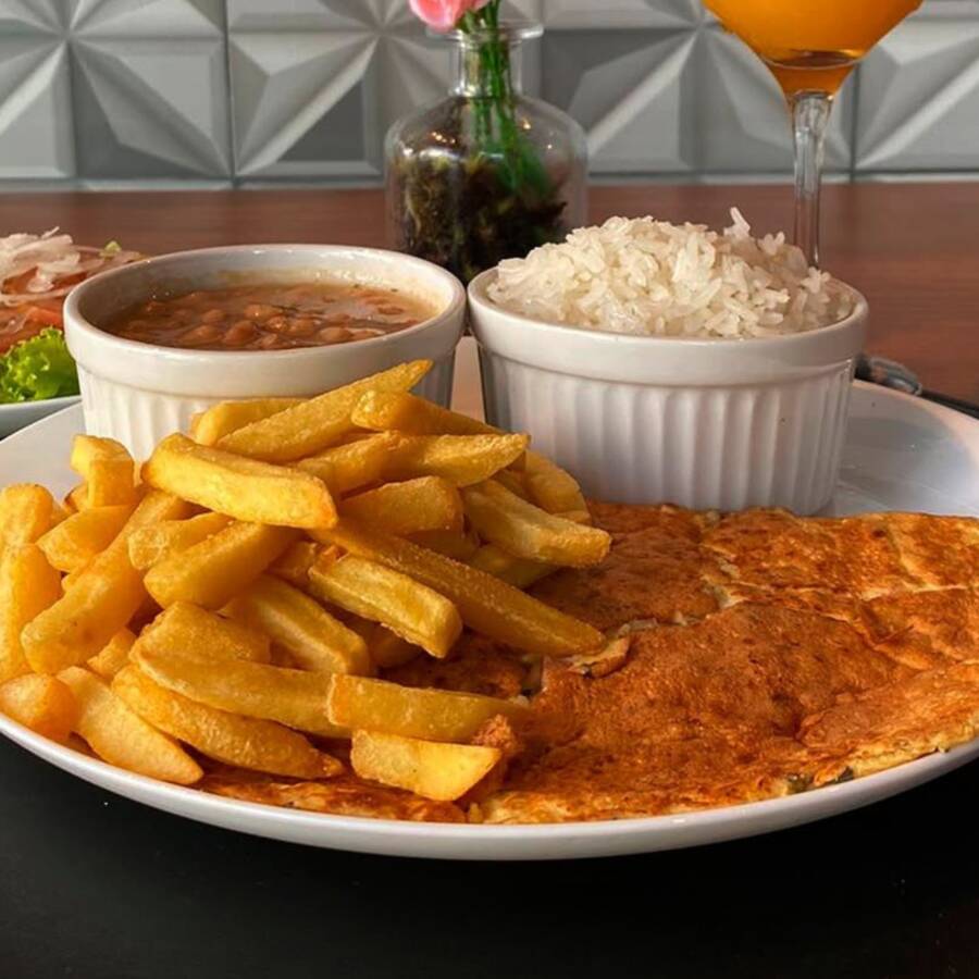 Arroz fresquinho, feijão da casa, omelete bem recheada, fritas e salada.