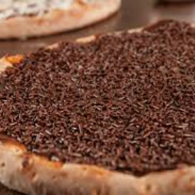 chocolate preto e granulado.