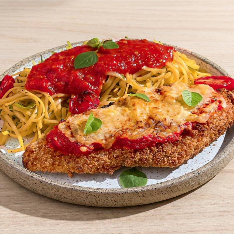 Para os amantes da boa comida que não abrem mão do sabor e do equilíbrio, apresentamos nosso Frango à Parmegiana reinventado. Diga adeus à farinha de trigo e desfrute do nosso espaguete feito com farinha de arroz, combinado com um empanamento exclusivo, crocante e saboroso, sem trigo e sem fritura. E para acentuar ainda mais o sabor, um molho de tomate artesanal, preparado com carinho aqui na Light is Good, livre de industrializados. Uma delícia gourmet que pesa 340g e surpreende com apenas 193 calorias. Redescubra o prazer da Parmegiana, sem culpa e sem sacrificar o sabor!