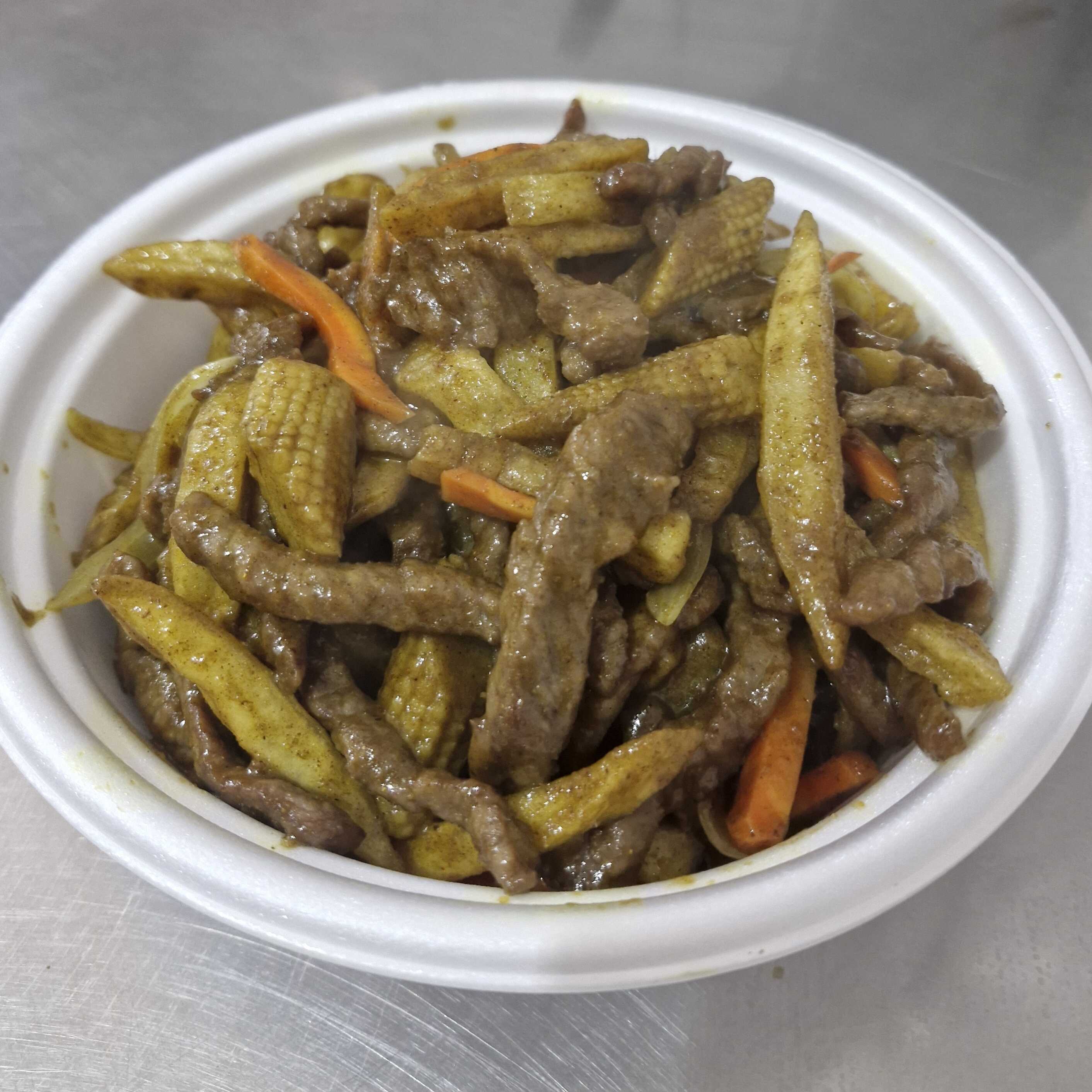 Carne em tiras com cenoura, cebola, batata frita, mini milho ao molho curry levemente apimentado.