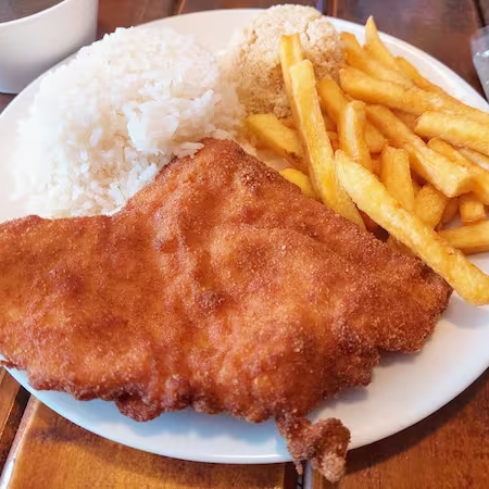Marmita de filé de frango a milanesa acompanhado de arroz, feijão, farofa e batata frita. Comida caseira.