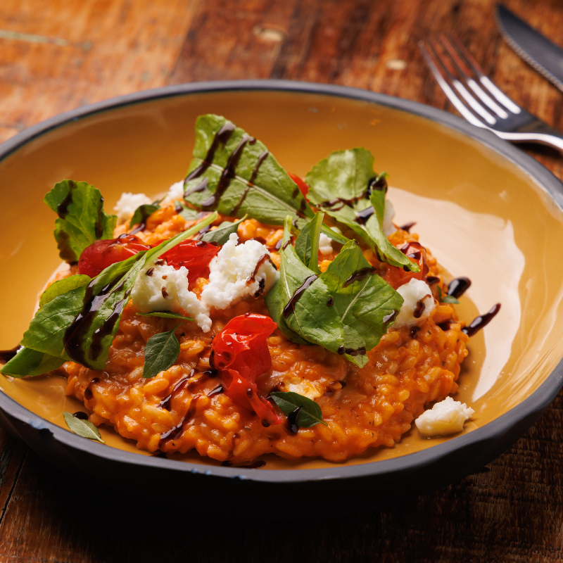 ENTRADA: Bruschetta Caprese, pão italiano, mozarela de búfala, tomates cereja e manjericão. PRATO PRINCIPAL: Risoto de Caprese, base molho sugo, manjericão, mozzarela de búfala, tomates confitados e rúcula finalizado creme de aceto balsâmico. SOBREMESA: Gelato artesanal de goiaba com calda de morango, amoras, mirtilo e framboesa.