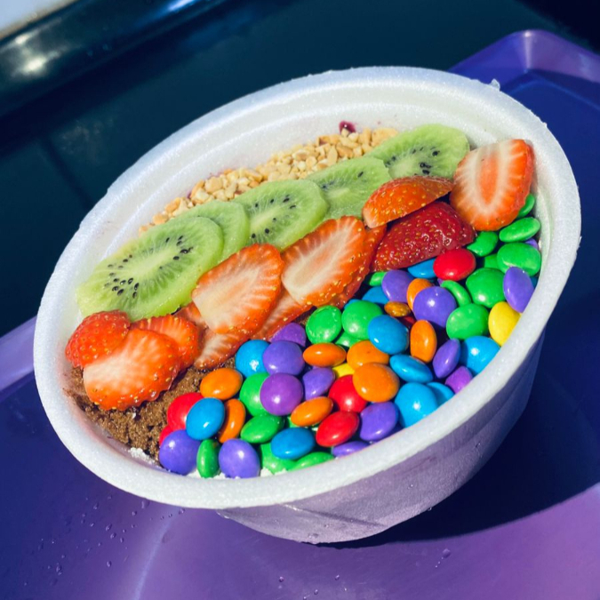 ( Açai Individual )
"Açaí cremoso aproximadamente 400ml com 4 acompanhamentos à escolha + 2 frutas frescas + 2 calda a sua escolha para adoçar ainda mas seu delicioso açaí