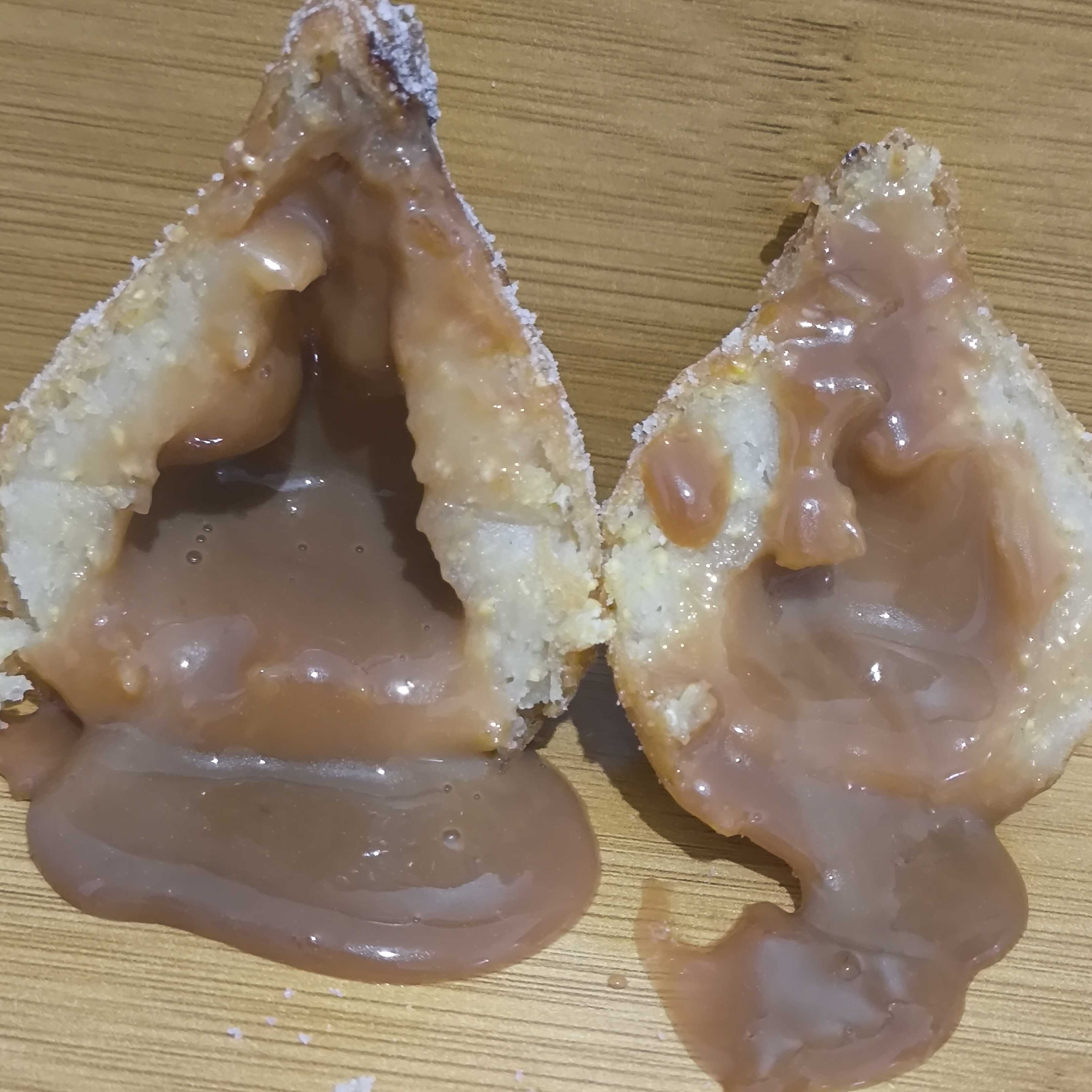 massa doce, recheio de doce de leite, polvilhada na canela e açúcar