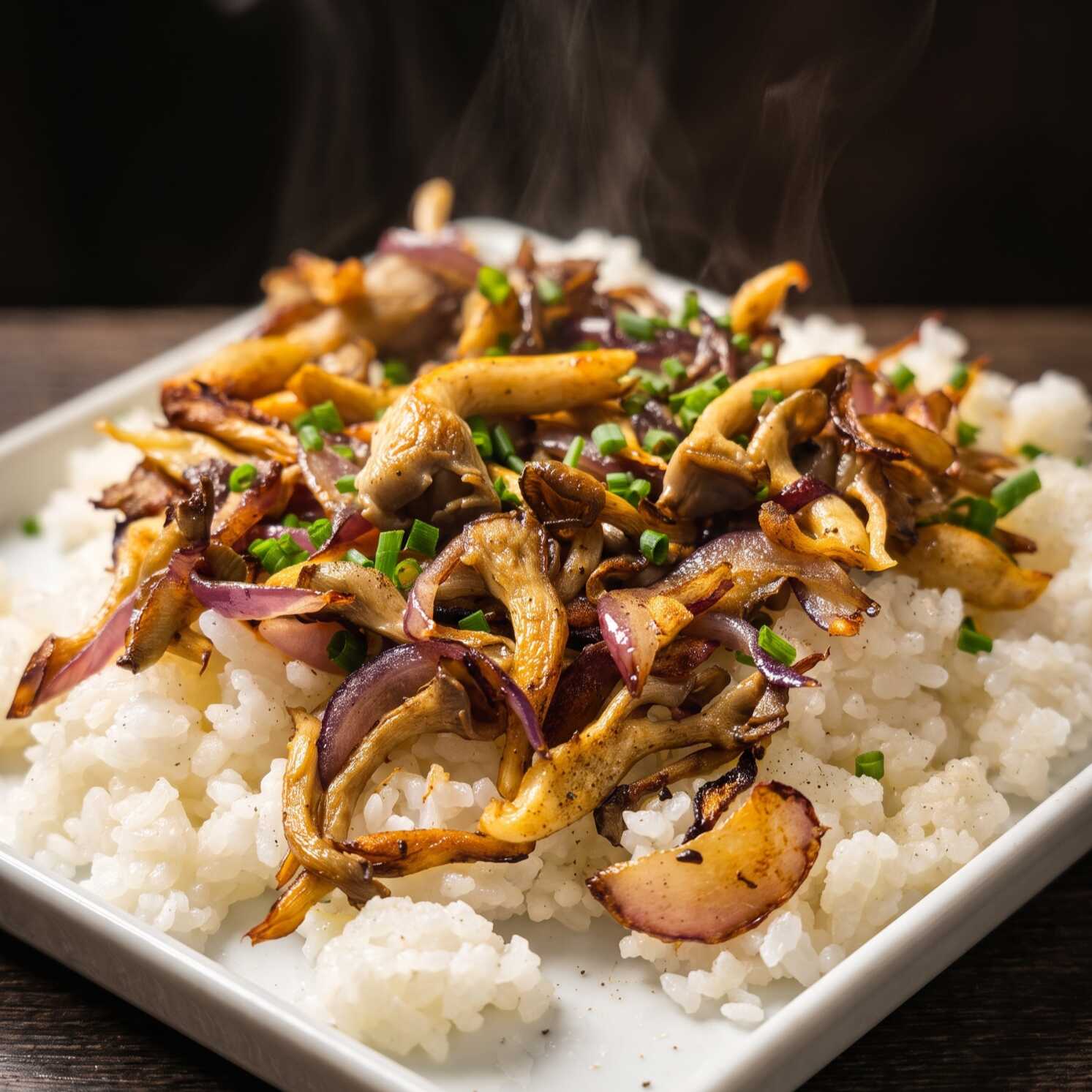 Gohan quentinho coberto com shimeji branco salteado na manteiga vegetal com cebola roxa até ficar douradinho. Finalizado com nosso mix de especiarias, gergelim tostado e cebolinha fresca. Um donburi clássico, quentinho e cheio de umami.
Serve uma pessoa. Aprox: 400g.
