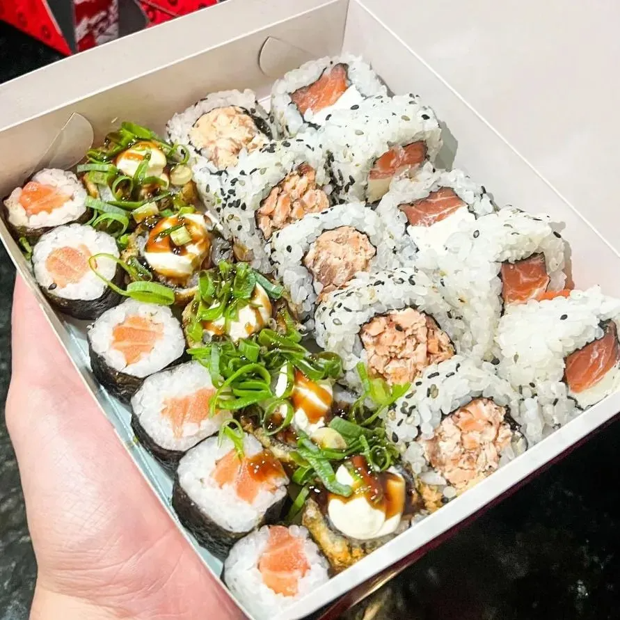 Esse combinado contem: 05 Uramaki de salmão cru, 05 Uramaki de salmão grelhado, 05 Mini hot rolls salmão, 06 Hossomaki de salmão.