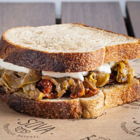 Caponata de abobrinha, tomate seco, mussarela de búfala e azeite no pão de forma integral