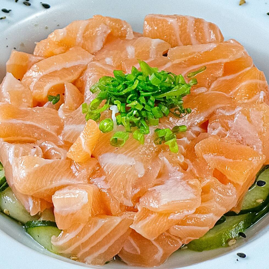 Pepino, cubos de salmão, gergilim.