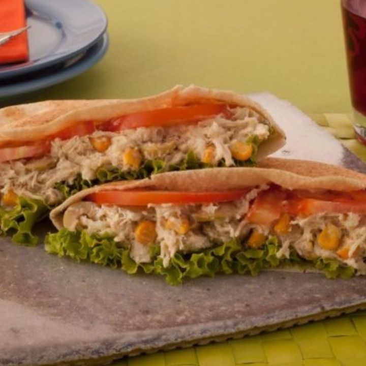 Beirute - 150g de Frango Desfiado, Frango em Cubos assado na mantega de garrafa, Queijo Coalho assado na manteiga de garrafa, Queijo Mussarela, Farofa de Bacon bem crocante, Alface Americana.