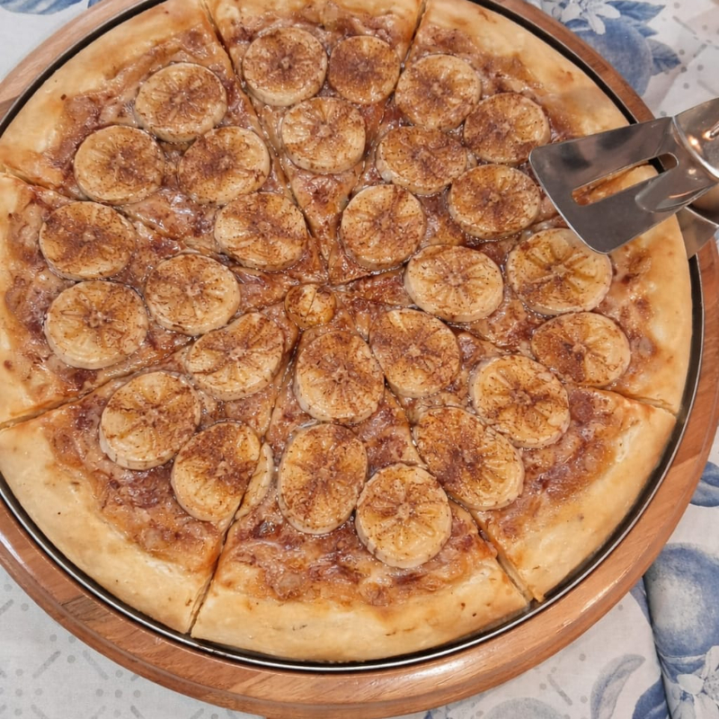 Massa fina, mussarela, banana, açúcar e canela.