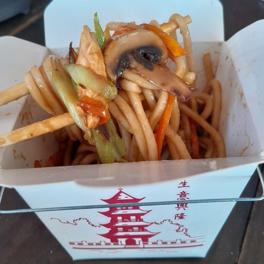Yakiudon de pollo caja china