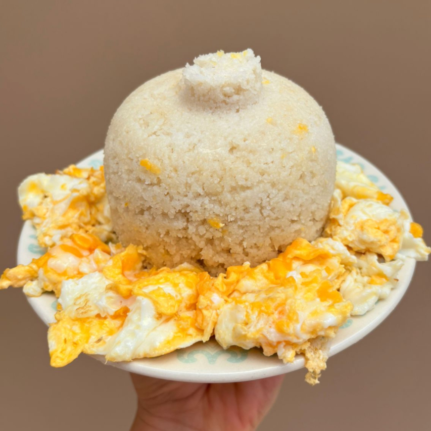 Cuscuz de arroz acompanhado de ovo frito