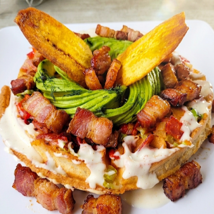 Waffle Costeño con Chicharron