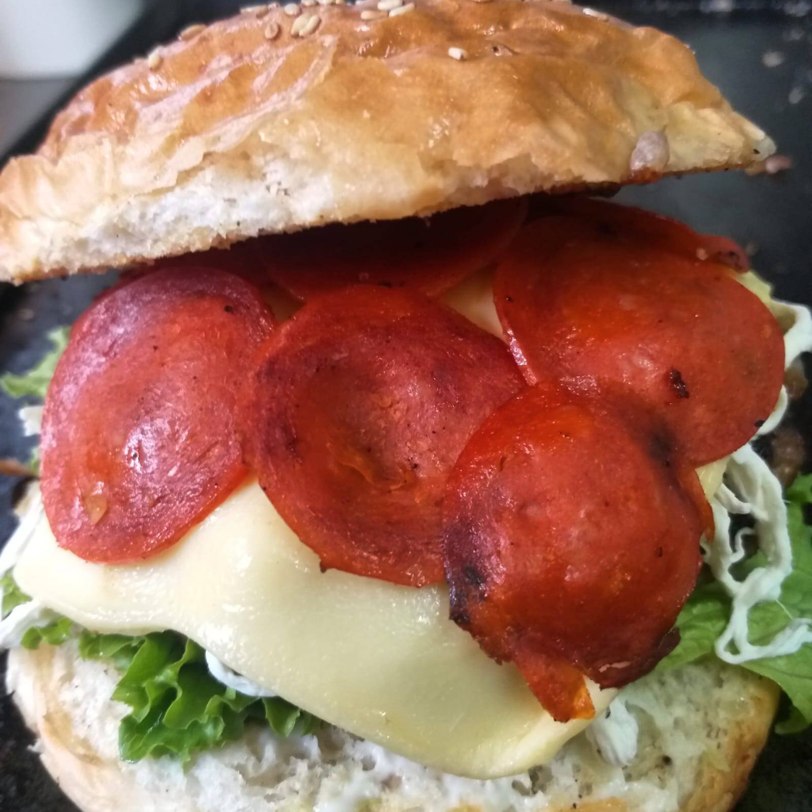 Hamburguesa de Pepperoni con Papas