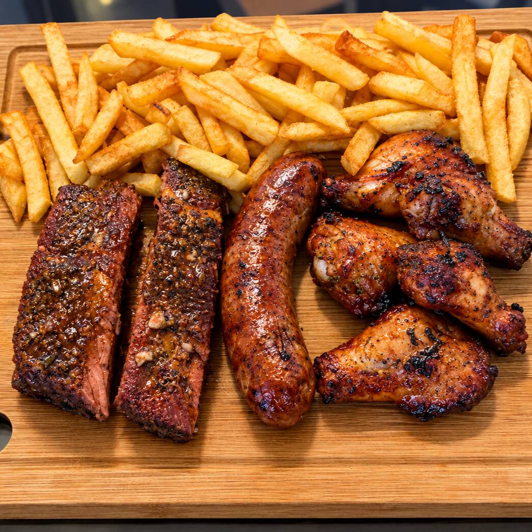 Uma seleção especial dos nossos defumados para você experimentar diferentes sabores do churrasco americano. São 2 ossinhos de costelinha suína, 1 linguiça artesanal e 5 drumets, preparados lentamente na lenha para trazer o sabor marcante da defumação. Acompanha fritas.