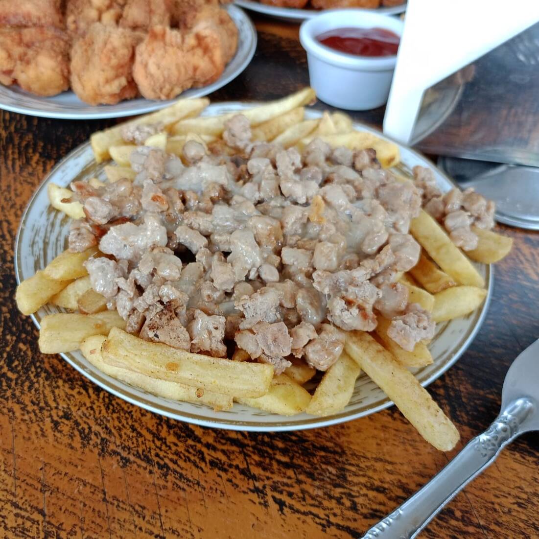 Tocino y Queso Gratinado Con Papas a la Francesa