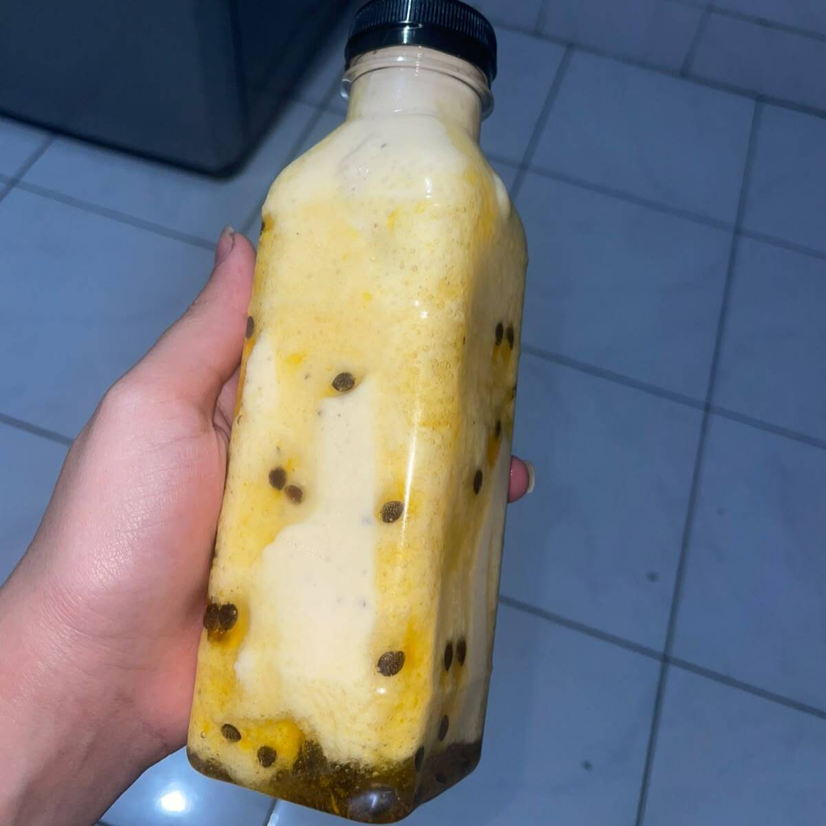 **Vitamina De Maracujá Com Geleia Caseira** Cremosa, geladinha e com aquele sabor marcante do maracujá! Maracujá fresquinho Geleia caseira Vitamina cremosa Sabor delicioso em cada gole! **Peça já a sua! **