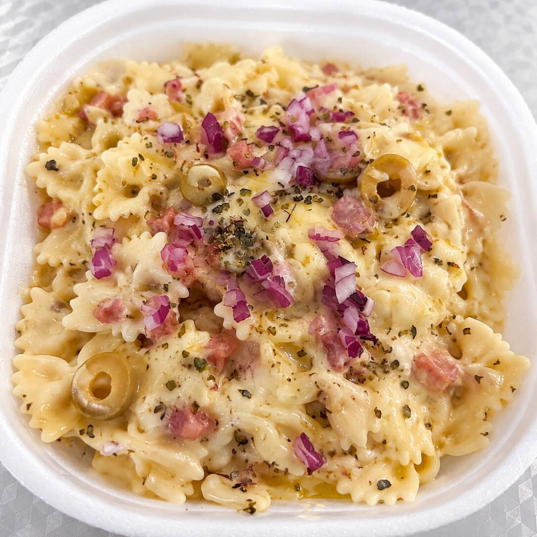 Monte Seu Gravatinha 🍝✨
Monte sua massa do seu jeito! Escolha os ingredientes da sua preferência e aproveite o delicioso macarrão gravatinha, envolvido no nosso molho artesanal e preparado com ingredientes frescos e selecionados. Finalizado com muito queijo, é a combinação perfeita entre sabor, cremosidade e qualidade.
Personalize cada detalhe e desfrute de uma refeição quentinha, saborosa e com aquele gostinho de comida caseira. Monte o seu e surpreenda-se!