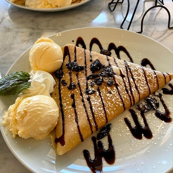 Crepa de philadelphia, zarzamora y nieve de vainil